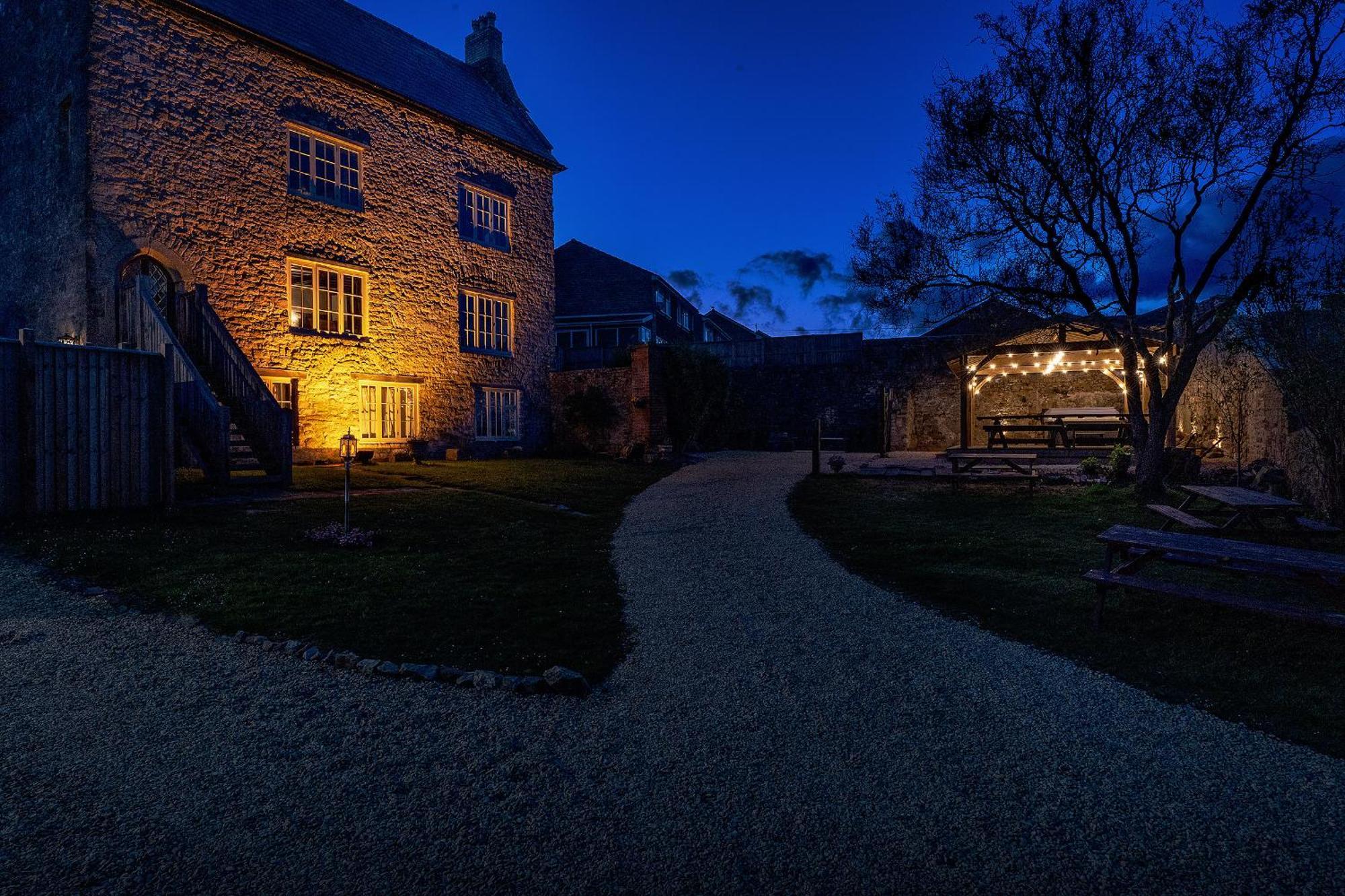 Villa Medieval Manor Cil-y-coed Exterior foto